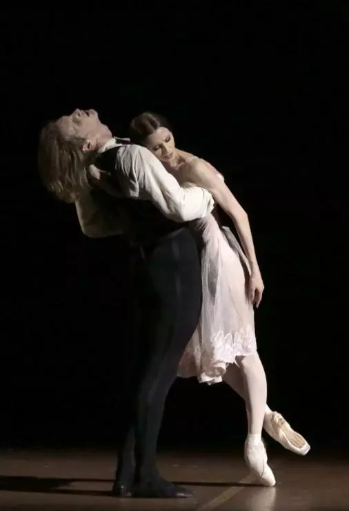 Дама с камелиями 2015 скачать через торрент бесплатно Дама с камелиями 2015 скачать через торрент бесплатно