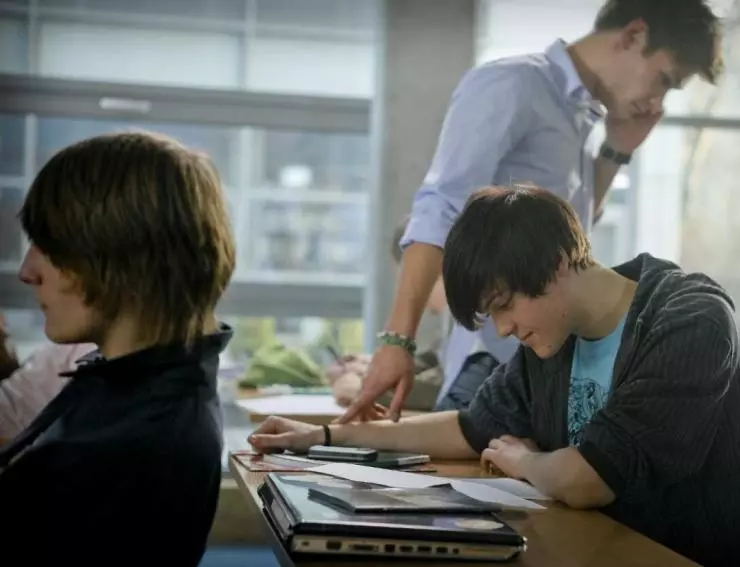 Зал самоубийц 2011 скачать торрентом Зал самоубийц 2011 скачать торрентом