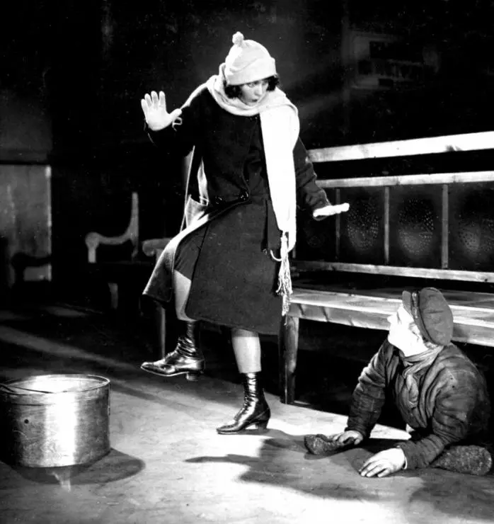 Девушка с коробкой 1927 скачать с торрента Девушка с коробкой 1927 скачать с торрента