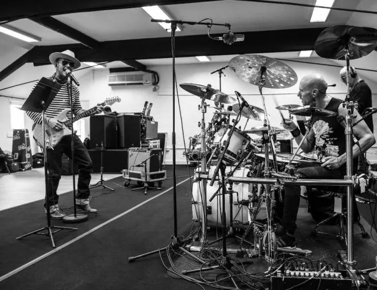 Когда утихнет толпа 2018 скачать через торрент бесплатно Когда утихнет толпа 2018 скачать через торрент бесплатно