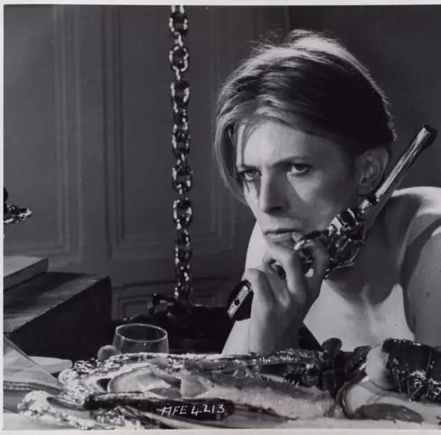 Человек, который упал на Землю 1976 скачать с торрента Человек, который упал на Землю 1976 скачать с торрента