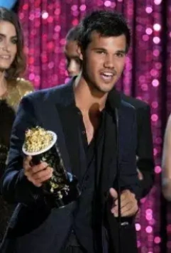 Церемония вручения премии MTV Movie Awards 2012 / 2012 MTV Movie Awards 2012 скачать через торрент в хорошем качестве