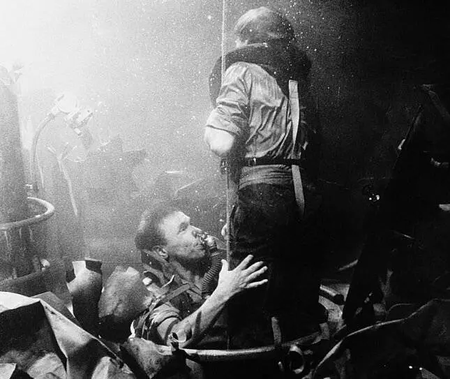 Акулы и мелкие рыбешки 1957 скачать с торрента Акулы и мелкие рыбешки 1957 скачать с торрента