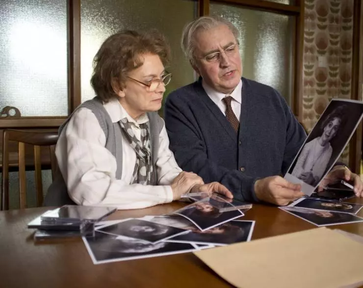 Влюбиться в мисс Хатто 2012 скачать торрентом Влюбиться в мисс Хатто 2012 скачать торрентом