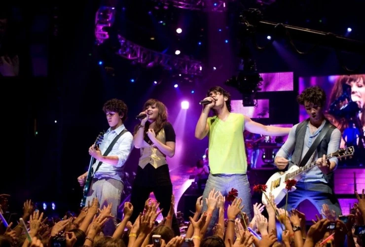 Концерт братьев Джонас 2009 скачать с торрента Концерт братьев Джонас 2009 скачать с торрента